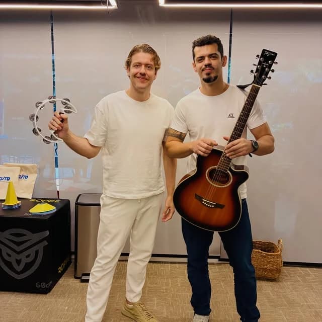 Equipe SPORTZ marcando presença em evento da família! Violão acústico, ritmo e integração para aproximar pais, alunos e colégios em cada canção. 🎸🎶👨👩👧