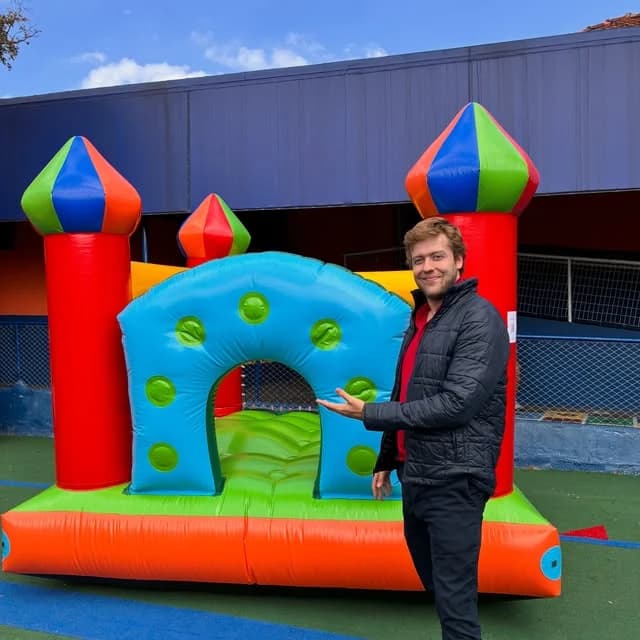 A SPORTZ oferece locação de brinquedos infláveis revisados e higienizados para deixar as celebrações da sua escola memoráveis e seguras. 🏰🎉✨
