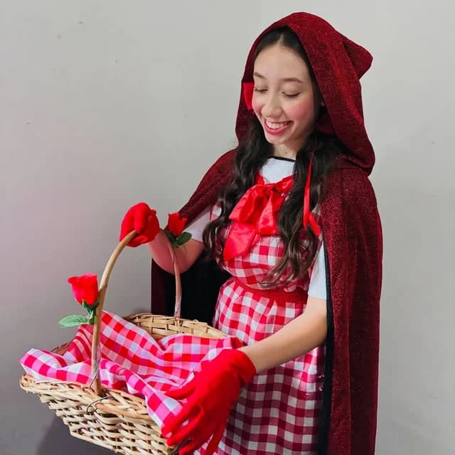 Na SPORTZ, vamos além das aulas! Teatro infantil e vivência cênica com a Chapeuzinho Vermelho, trabalhando expressão corporal, empatia e valores socioemocionais. 🎭🧺🌹