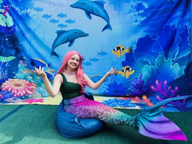 Mergulho na imaginação com cenário subaquático e oficina teatral! O encanto dos contos de fadas estimulando o vocabulário, foco e criatividade dos pequenos. 🧜♀️🌊✨
